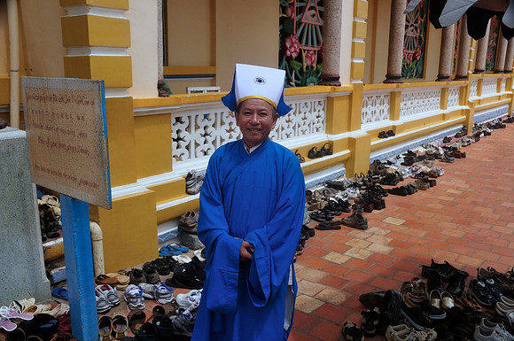 Cao dai Priest - Vietnam v2